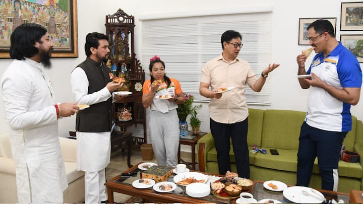 Tokyo Olympics silver medalist Chanu Saikhom Mirabai and Union Minister of Law and Justice, Kiren Rijiju were spotted enjoyed a pizza party during a function organised to felicitate the star female weightlifter, in New Delhi on Monday. Photo: @KirenRijiju / Twitter