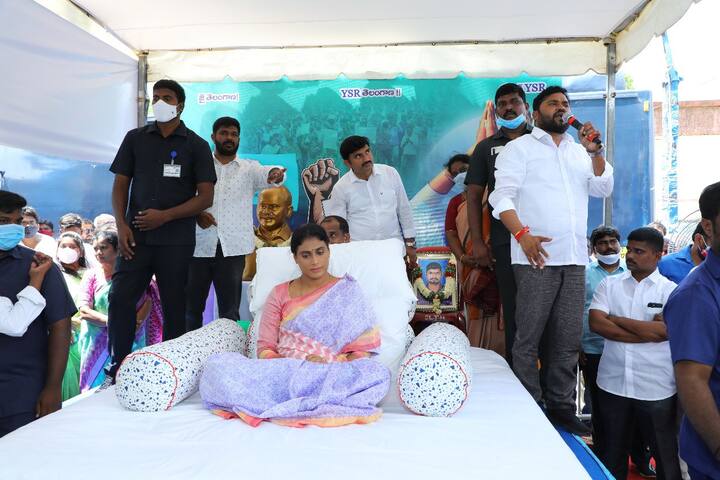 YS Sharmila holds protest in Nalgonda demanding jobs for unemployed youth in nalgonda district YS Sharmila: పుల్లెంలలో షర్మిల నిరుద్యోగ నిరాహార దీక్ష