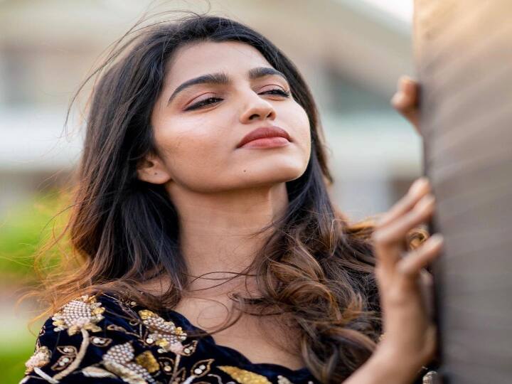 தூங்கும்போதும் இது துடித்திடுமே.. ஏங்கும் போதோ இது வெடிக்கும்