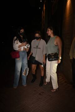 Kareena Kapoor Bag price: 4 लाख का हैंड बैग लेकर गर्ल गैंग के साथ पार्टी करती नजर आईं करीना कपूर, दिखा बेहद स्टनिंग लुक