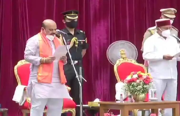 Basavaraj Bommai Lingayat Leader Trusted Aide Of BS Yediyurappa Takes Oath As 20th Karnataka CM Karnataka CM Basavaraj Bommai: কর্ণাটকের মুখ্যমন্ত্রী পদে শপথ নিলেন ইয়েদুরাপ্পা-ঘনিষ্ঠ লিঙ্গায়েত নেতা বাসবরাজ বোম্মাই