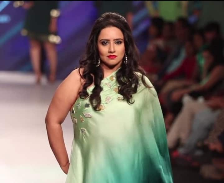 पुष्टि शक्ति - माही वे में इस खूबसूरत महिला को 'माही तलवार' के नाम से कौन याद नहीं करता. पुष्टी सबसे अधिक पसंद की जाने वाली प्लस साइज टीवी अभिनेत्रियों में से एक हैं, अपने एक इंटरव्यू में पुष्टि ने कहा था कि, एक वक्त था जब मैंने सोचा था - हाय मैं तो बहुत मोटी हूं. जब मैं थिएटर कर रही थी, तो बहुत से लोग मेरे पास आते थे और कहते थे कि तुम बहुत सुंदर हो लेकिन काश तुम कुछ वजन कम करलो. और इस बात से मुझे चिढ़ होती थी. तब मैंने सोचा- लेकिन ये तो मैं हूँ! तुम मुझे इस तरह क्यों पसंद नहीं कर सकते?.