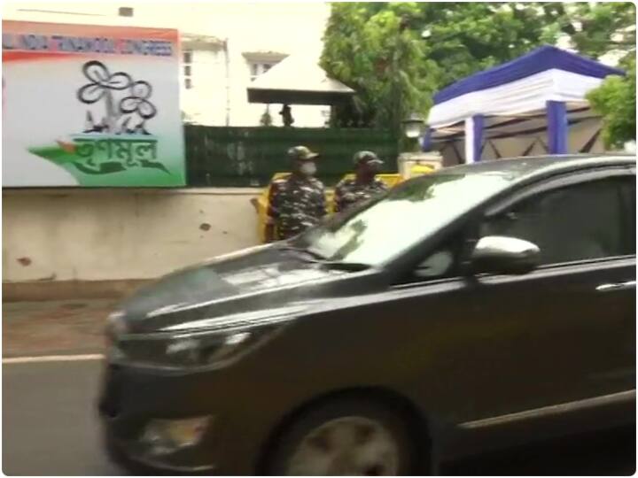 केजरीवाल ने ट्वीट किया, ' ममता दीदी से आज भेंट की. पश्चिम बंगाल विधानसभा चुनाव में उनकी शानदार जीत के बाद यह हमारी पहली मुलाकात है. मैंने उन्हें अपनी शुभकामनाएं दीं और उनके साथ कई राजनीतिक मुद्दों पर चर्चा की.'  दिल्ली के मुख्यमंत्री के साथ आम आदमी पार्टी के विधायक राघव चड्ढा थे, जबकि बनर्जी ने अपने भतीजे अभिषेक बनर्जी के साथ मुलाकात की.