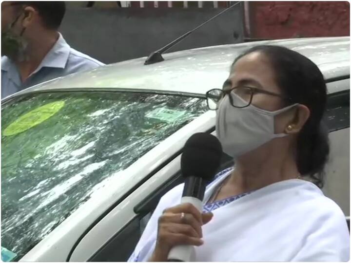 उन्होंने इस बात पर जोर दिया, ‘‘भाजपा को हराने के लिए हम सभी को साथ आना होगा और मिलकर काम करना होगा.’’ पश्चिम बंगाल की मुख्यमंत्री ने कहा कि कांग्रेस अध्यक्ष के साथ पेगासस जासूसी मुद्दे पर भी चर्चा हुई. उन्होंने सवाल किया, ‘‘सरकार पेगासस के मुद्दे पर जवाब क्यों नहीं दे रही है? अगर लोकसभा और राज्यसभा में कोई चर्चा नहीं होगी तो फिर इस पर कहां चर्चा होगी?’’ ममता ने कहा, ‘‘चर्चा संसद में होती है, चाय की दुकान पर नहीं.’’