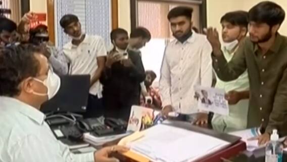 NSUIના પ્રમુખ રોહિત રાજપૂતે સૌરાષ્ટ્ર યુનિ.ના કુલપતિ સમક્ષ કર્યું ઉદ્ધતાઈ ભર્યું વર્તન,જુઓ વીડિયો