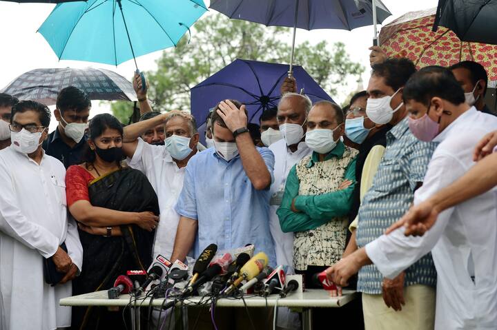 পেগাসাস-ইস্যুতে লোকসভা ও রাজ্যসভায় মুলতুবি প্রস্তাব আনতে চেয়ে নোটিস দেয় তৃণমূল। লোকসভায় একই ইস্যুতে নোটিস দেয় কংগ্রেসও।