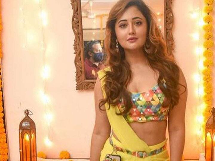 बिग बॉस की एक्स कंटेस्टेंट रश्मि देसाई टीवी इंडस्ट्री की फेमस अभिनेत्रियों में से एक हैं. रश्मि देसाई ने उतरन, इश्क का रंग सफेद, दिल से दिल तक जैसे टीवी सीरियल में बहू का किरदार निभाया है. फिर उसके बाद रश्मि देसाई ने एकता कपूर के शो नागिन में निगेटिव किरदार निभाया था. हाल ही में उनको एक वेब सीरीज तंदूर में देखा गया जिसमें को काफी डिफरेंट रोल्स प्ले कर रही हैं.