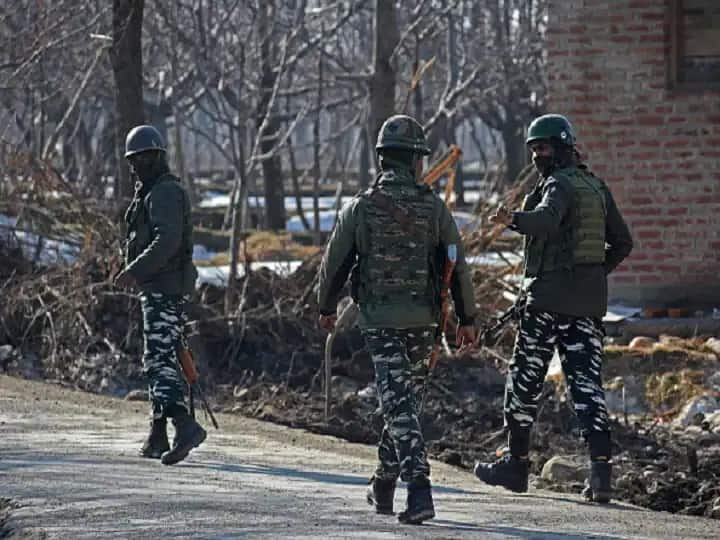 Jammu Kashmir: One unidentified terrorist neutralised in an encounter at Khrew, Pampore area of Awantipora Jammu Kashmir Encounter: पम्पोर में सुरक्षाबलों के साथ मुठभेड़ में दो आतंकी ढेर, गोला बारुद समेत कई चीजें बरामद