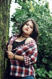 ये रिश्ता क्या कहलाता है में अनन्या के किरदार से फेमस हुई अक्षय छोटे पर्दे की उन प्लस साइज एक्ट्रेस में से एक हैं जो न केवल खूबसूरत हैं बल्कि टैलेंटिड भी हैं. उन्होंने अपने साइज के बारे में बात करते हुए कहा था कि, हमारे समाज में सुडौल महिलाओं को अक्सर नीची नजर से देखा जाता है. इस सोच को और बॉडी शेमिंग को रोकने के लिए अक्षय ने हाल ही में अपनी एक खूबसूरत तस्वीर को बोल्ड कैप्शन के साथ शेयर किया है. जिसमें  उन्होंने लिखा कि, हमें, महिलाओं के रूप में, परफेक्ट होने के इस पूरे संक्षेप से बाहर निकलने की जरूरत है! दुर्भाग्य से, परफेक्ट को हमेशा गोरा, पतला, पूरी तरह से ढके हुए कपड़े पहने हुए, अच्छे शिष्टाचार और आज्ञाकारी के रूप में चित्रित किया गया है. खैर, हमें जरूरत है इसे दूर करें. जब तक आप खुद से प्यार करते हैं, आप सही हैं और किसी को भी आपके आत्मविश्वास को नष्ट करने का अधिकार नहीं है कि आप कौन हैं. पतला, मोटा, गोरा, गहरा, लंबा, छोटा - आप सुंदर हैं.