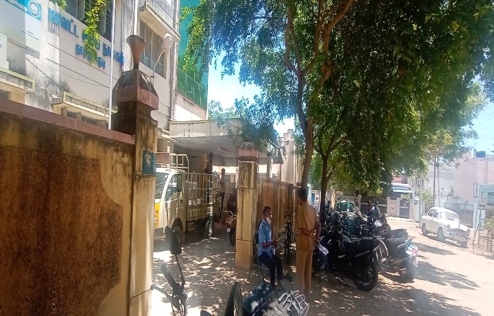 புத்தகம் இருக்கு- படிக்கத்தான் இடமில்லை- தூத்துக்குடி மத்திய நூலகத்தின் நிலை : நடவடிக்கை எடுக்கப்படுமா?