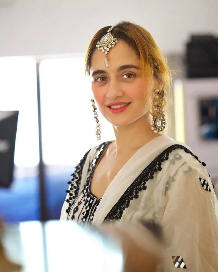 Sanjeeda Shaikh:संजीदा शेख 2020 से पति आमिर अली से अलग हो गई और तब से, अभिनेत्री सोशल मीडिया पर अपनी ग्लैमरस तस्वीरों से सुर्खियां बटोर रही है. संजीदा अपनी जबरदस्त मेकओवर तस्वीरों से अक्सर तापमान बढ़ाती रहती हैं.