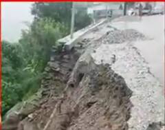 Uttarakhand : Uttarkashi में भारी बारिश से टूटा पुस्ता दो घरों पर गिरा, लोगों को सुरक्षित बचाया