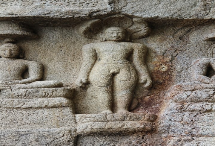 Kalugumalai Jain sculptures attract tourists who want to learn about Jainism சுற்றுலாப் பயணிகளைக் கவரும் கழுகுமலை சமணச் சிற்பங்கள்!