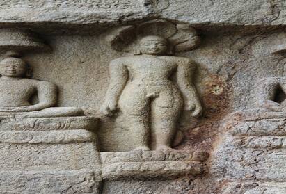 Kalugumalai Jain sculptures attract tourists who want to learn about Jainism சுற்றுலாப் பயணிகளைக் கவரும் கழுகுமலை சமணச் சிற்பங்கள்!