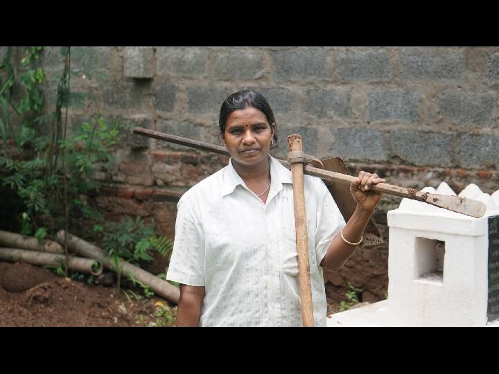 The woman seetha who has been serving as a solo in the crematorium for 20 years in salem 20 ஆண்டுகளாக சுடுகாட்டில், சேவை செய்துவரும் ’தனியொருவர்’ சீதா..!