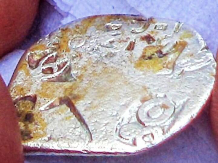 Silver coin found in keezadi during the seventh phase of keeladi seventh excavation கி.மு 200 முதல் 600.. வணிகம் செய்ததற்கான சான்று : கீழடியில் கண்டெடுக்கப்பட்ட வெள்ளி நாணயம்..!