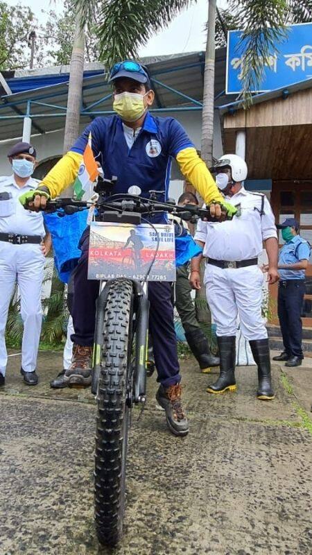 North 24 Parganas: 'সেফ ড্রাইভ সেভ লাইফ' প্রচারে সাইকেলে করে লাদাখের পথে নিমতার বিপ্লব দাস