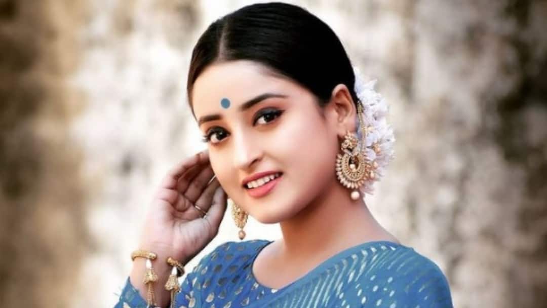 Actress Debadrita Basu shared her experience of becoming Meera in new TV show Debadrita Basu Update: ছোট থেকেই কৃষ্ণভক্ত, সেটে পা রাখলেই যেন অন্য জগতে চলে যাই: দেবাদ্রিতা
