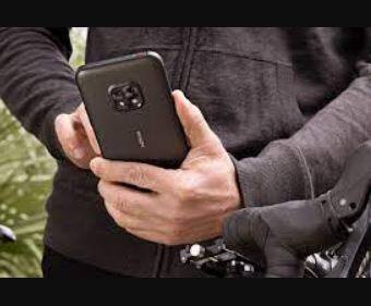 HMD Global ਨੇ ਆਪਣਾ ਨਵਾਂ ਸਮਾਰਟਫੋਨ Nokia XR20 ਗਲੋਬਲ ਮਾਰਕੀਟ ਵਿੱਚ ਲਾਂਚ ਕਰ ਦਿੱਤਾ ਹੈ। ਇਸ 5G ਸਮਾਰਟਫੋਨ ਨੂੰ ਭਾਰਤ ਵਿੱਚ ਕਦੋਂ ਲਾਂਚ ਕੀਤਾ ਜਾਵੇਗਾ ਇਸ ਬਾਰੇ ਵਿੱਚ ਕੋਈ ਖੁਲਾਸਾ ਨਹੀਂ ਹੋਇਆ ਹੈ। ਫੋਨ ਨੂੰ MIL-STD810H ਦਾ ਸਰਟੀਫਿਕੇਟ ਮਿਲਿਆ ਹੈ, ਜਿਸ ਦਾ ਮਤਲਬ ਹੈ ਕਿ ਇਹ ਫ਼ੋਨ ਨਹੀਂ ਟੁੱਟੇਗਾ ਭਾਵੇਂ ਇਹ 1.8 ਮੀਟਰ ਤੱਕ ਦੀ ਉਚਾਈ ਤੋਂ ਡਿੱਗ ਜਾਵੇ। ਆਓ ਜਾਣਦੇ ਹਾਂ ਕਿ ਇਸ ਫੋਨ ਦੀ ਵਿਸ਼ੇਸ਼ਤਾ ਵਿਸ਼ੇਸ਼ਤਾਵਾਂ ਕੀ ਹਨ-