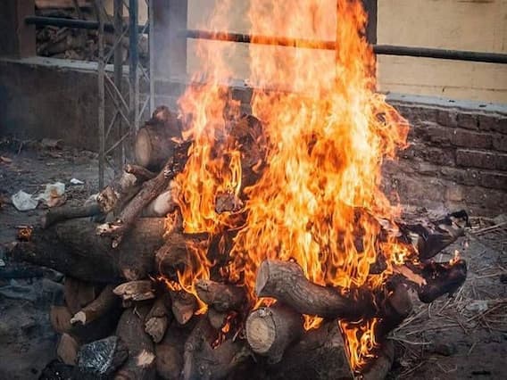 परिवार वाले करने जा रहे थे अंतिम संस्कार, पुलिस ने चिता से कब्जे में लिया शव परिवार वाले करने जा रहे थे अंतिम संस्कार, पुलिस ने चिता से कब्जे में लिया शव