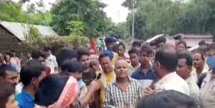 Malda  Harishchandrapur TMC panchayat members abducted by local party leaders rescued by police কাটিহারে নিয়ে যাওযার পথে হরিশচন্দ্রপুরের অপহৃত ৯ জন তৃণমূল সদস্য উদ্ধার,  গ্রেফতার তিন