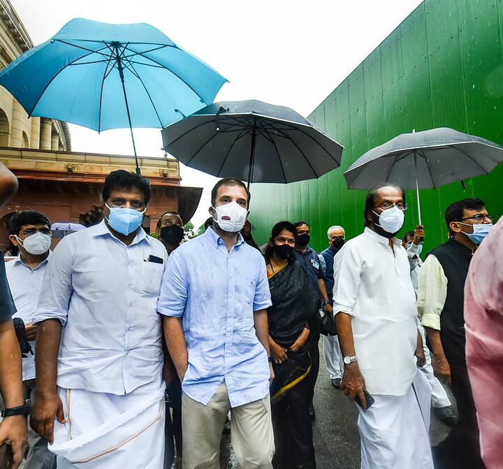 লোকসভার অধিবেশন চলাকালীন ফের ওঠে 'খেলা হবে' স্লোগান। রাজ্যসভাতেও ধরা পড়ে একই ছবি। স্মৃতি ইরানি যখন বক্তব্য রাখছিলেন সেই সময় ওঠে 'খেলা হবে' স্লোগান।