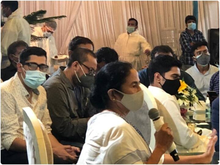 कांग्रेस के दोनों शीर्ष नेताओं के साथ करीब 45 मिनट की मुलाकात के बाद तृणमूल कांग्रेस की प्रमुख ने संवाददाताओं से कहा, ‘‘ यह बहुत अच्छी बैठक थी. सोनिया जी ने मुझे चाय पर बुलाया था. हमने देश के मौजूदा राजनीतिक माहौल पर चर्चा की. हमने विपक्षी एकजुटता पर चर्चा की.’’