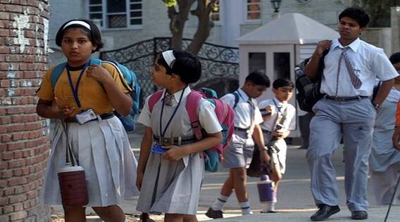 Private School Fees : खाजगी शाळांच्या फी कपातीचा निर्णय, कोरोनामुळे अडचणीत आलेल्या पालकांना दिलासा