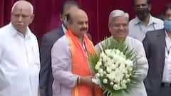 बसवराज बोम्मई ने ली मुख्यमंत्री पद की शपथ, येदियुरप्पा भी थे मौजूद | Karnataka New CM