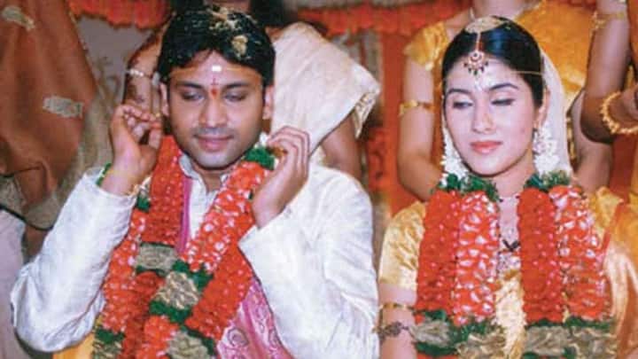 ఇదిలా ఉండగా.. ఆయన వ్యక్తిగత జీవితం గురించి అందరికీ తెలిసిందే. 2004లో హీరోయిన్ కీర్తిరెడ్డిని ప్రేమించి పెళ్లి చేసుకున్నాడు సుమంత్. అయితే పెళ్లైన రెండేళ్లకే ఈ జంట విడిపోయింది. కీర్తి రెండో పెళ్లి చేసుకొని సెటిల్ అయిపోయింది. కానీ సుమంత్ మాత్రం రెండో పెళ్లి ఆలోచన చేయలేదు. అయితే ఇన్నాళ్లకు ఆయన పెళ్లిపై ఇంట్రెస్ట్ చూపిస్తున్నారని తెలుస్తోంది.