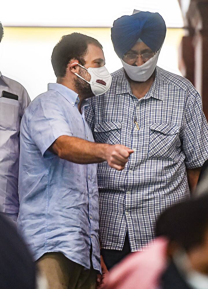 পেগাসাস ইস্যুতে মোদি সরকারের বিরুদ্ধে এদিন চাপ বাড়ান রাহুল গাঁধী। এই প্রেক্ষাপটে পরবর্তী রণকৌশল ঠিক করতে বুধবার বৈঠকে বসে বিরোধী দলগুলি। সংসদে রাজ্যসভার বিরোধী দলনেতা মল্লিকার্জুন খাড়গের অফিসে হয় সেই বৈঠক। বৈঠকে উপস্থিত ছিলেন রাহুল গাঁধীও।