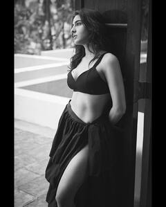 व्हाइट सूट, पिंक लहंगे के बाद Sara Ali Khan का दिखा ब्लैक अवतार, तस्वीरों ने उड़ाया फैंस का चैन और करार