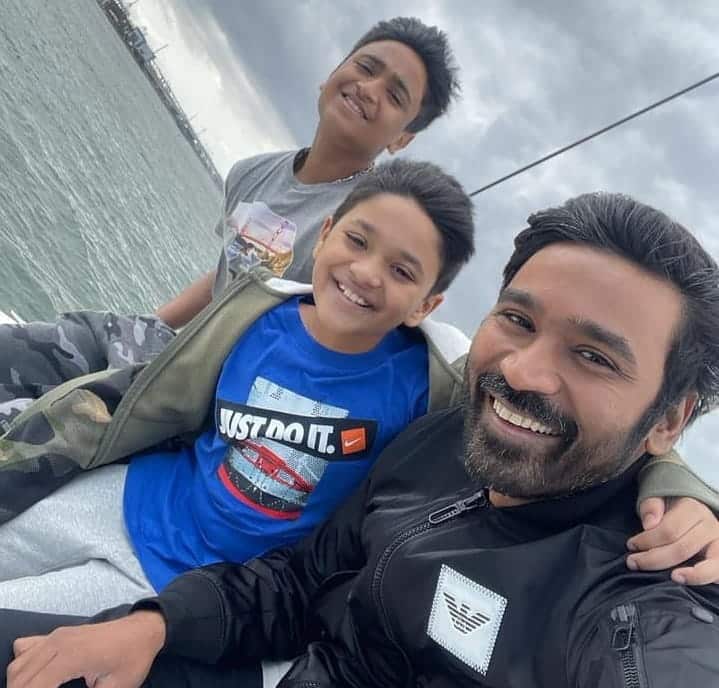 తన ఇద్దరు కొడుకులు యాత్ర రాజా, లింగ రాజాలతో ధనుష్