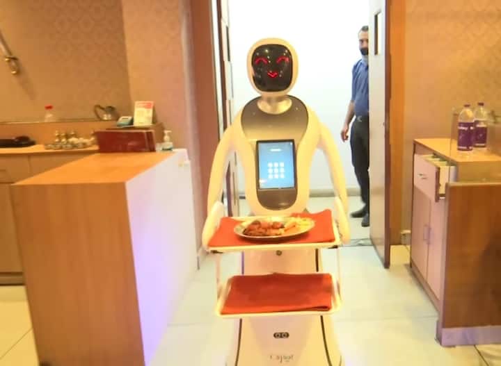 Andhra Pradesh Vijayawada Hotel Introduces Robot Waiter Know All About The Contactless Service Andhra Pradesh: Vijayawada Hotel Introduces Robot Waiter - Know All About The Contactless Service