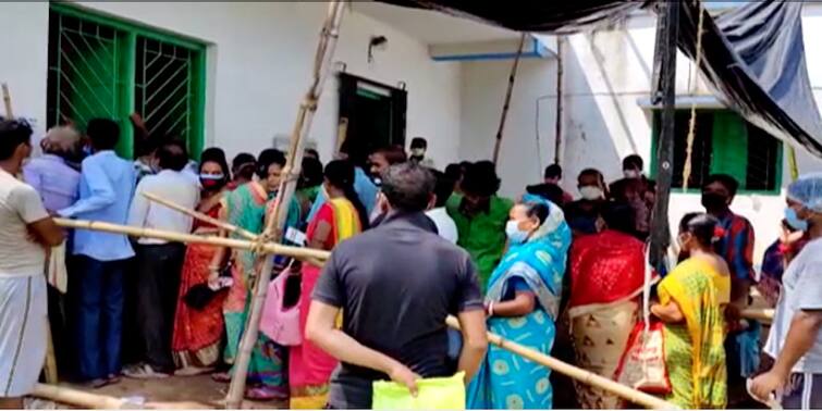 Bankura corona vaccine long queue people waiting for hours to get dose Bankura: নিজেদের এলাকায় পাচ্ছেন না, ভ্যাকসিন নিতে লম্বা লাইন কাঞ্চনপুর প্রাথমিক স্বাস্থ্য কেন্দ্রে