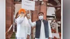 Akhilesh Yadav ने किया Kisan Andolan का समर्थन, संसद में दिखाई तख्ती | ABP Ganga Hindi