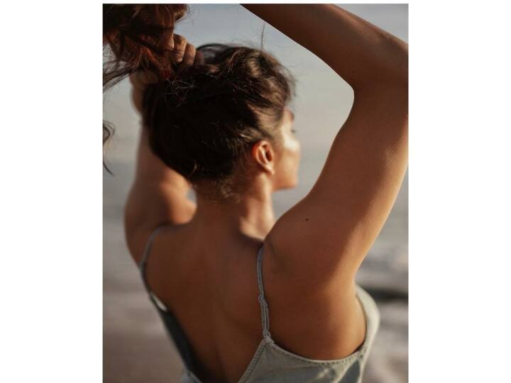 காதல் அணுக்கள் உடம்பில் எத்தனை நியூட்ரான் எலெக்ட்ரான் – உன் நீல கண்ணில் மொத்தம் எத்தனை