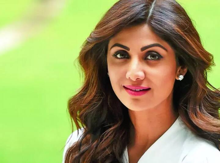 एक्ट्रेस शिल्पा शेट्टी (Shilpa Shetty) इन दिनों अच्छी खासी सुर्ख़ियों में हैं. दरअसल, पोर्न फिल्मों के कारोबार में लिप्त होने के चलते शिल्पा के पति राज कुंद्रा (Raj Kundra) को पुलिस ने गिरफ्तार किया हुआ है. राज पर आरोप हैं कि उन्होंने ना सिर्फ पोर्न फिल्मों के कारोबार में पैसा लगाया है बल्कि इससे वो मोटा मुनाफा भी कमा रहे थे. इस पूरे मामले में शिल्पा से भी पूछताछ हुई है क्योंकि वो भी राज कुंद्रा की बिज़नस पार्टनर हैं.