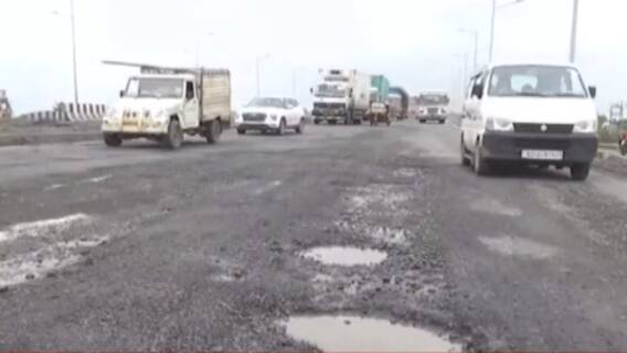 સુરતમાં કોસંબા પાસેના બ્રિજના કામમાં ભ્રષ્ટાચાર, એક વર્ષ પહેલા બનેલા બ્રિજ પર પડ્યા ખાડા