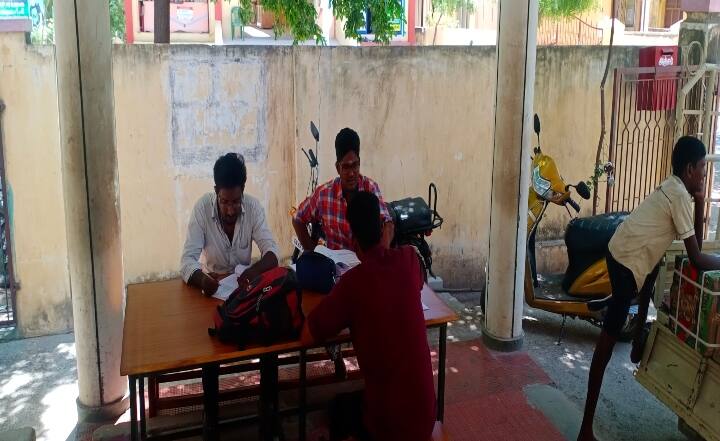 புத்தகம் இருக்கு- படிக்கத்தான் இடமில்லை- தூத்துக்குடி மத்திய நூலகத்தின் நிலை : நடவடிக்கை எடுக்கப்படுமா?