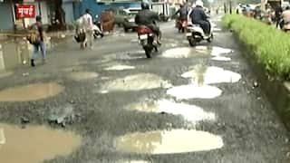 Mumbai Potholes on Road: बारिश से मुंबई की सड़कें हुई खराब, सीजन में अब तक BMC ने 12 हजार से ज्यादा गड्ढे भरे