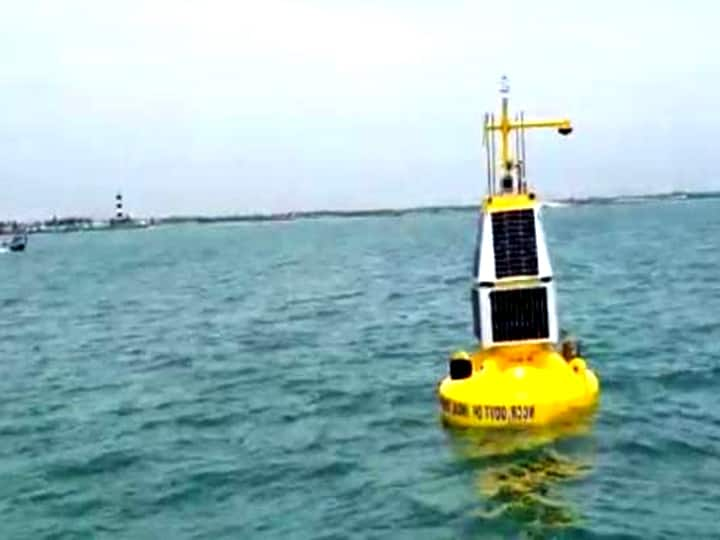 Puducherry A float has been set up in the sea with sophisticated equipment to know the quality of sea water on the internet கடல் நீரின் தரத்தை இணையத்தில் அறிய அதிநவீன மிதவை!