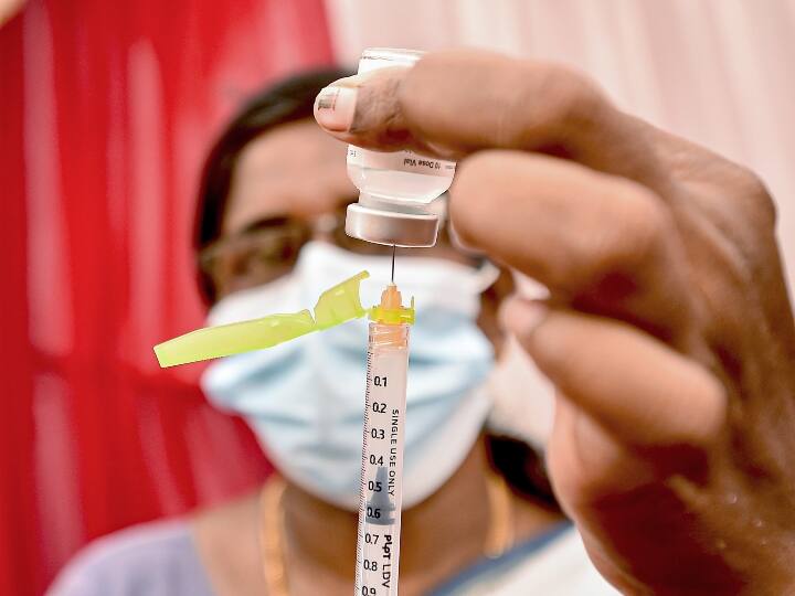 UP makes record more than 27 lakh people got Corona vaccine in a day ANN UP ने तोड़ा MP का रिकॉर्ड, एक दिन में लगी 27 लाख से ज्यादा लोगों को वैक्सीन, टीकाकरण 5 करोड़ के पार
