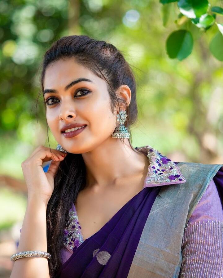 (Photo Courtesy : Instagram)  ఎంత బిజీగా ఉన్నా.. సోషల్ మీడియాలో మాత్రం యాక్టివ్ గా ఉంటుంది.  ఎప్పటికప్పుడు తన ఫోటోలు షేర్ చేస్తూ నెటిజన్లను ఆకట్టుకుంటుంది.  తాజాగా ఆమె షేర్ చేసిన ఫోటోలు సోషల్ మీడియాలో వైరల్ అవుతున్నాయి. 