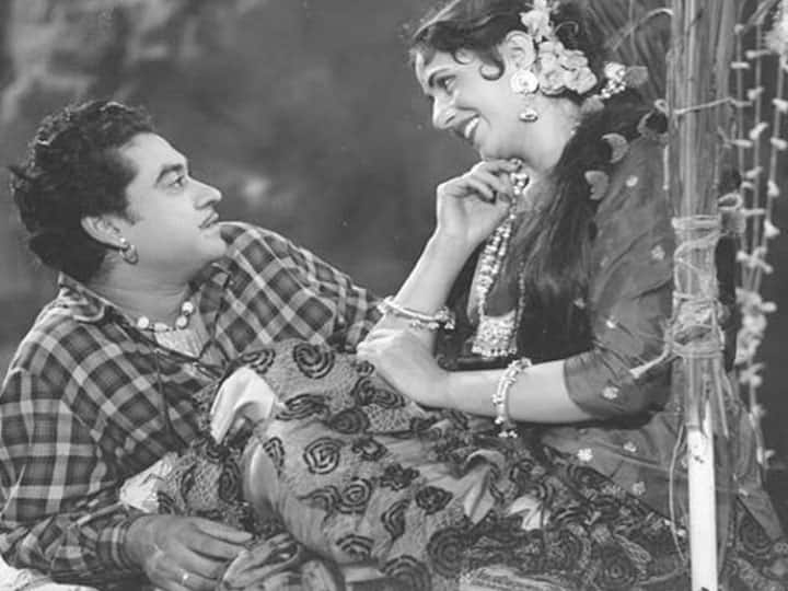 फिल्म इंडस्ट्री में कई एक्ट्रेसेस ऐसी हैं, जो मां न बन सकीं. जिन एक्ट्रेस की हम बात करने जा रहे हैं उन सभी एक्ट्रेसेस की शादी तो हुई पर उनको औलाद का सुख नहीं मिला. इस लिस्ट में सबसे पहला नाम आता है मधुबाला का. एक्ट्रेस मधुबाला ने किशोर कुमार से दूसरी शादी की थी. शादी करने के बाद वो किसी कारण मां नहीं बन पाईं. दिल में छेद की बीमारी के कारण वो बहुत की कम उम्र में इस दुनिया को अलविदा कह गईं.