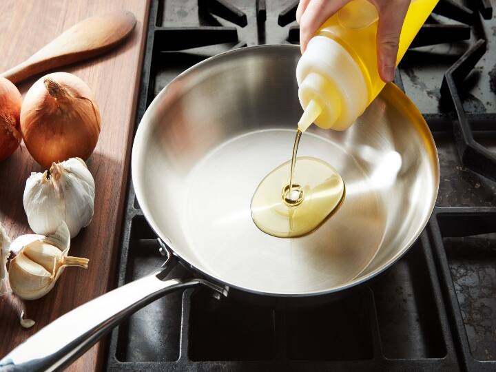 effect of reusing cooking oil, know in details Reusing Cooking Oil : ব্যবহৃত তেল রান্নায় ফের দিচ্ছেন? কী প্রভাব পড়তে পারে শরীরে,  জানাচ্ছেন চিকিৎসকরা