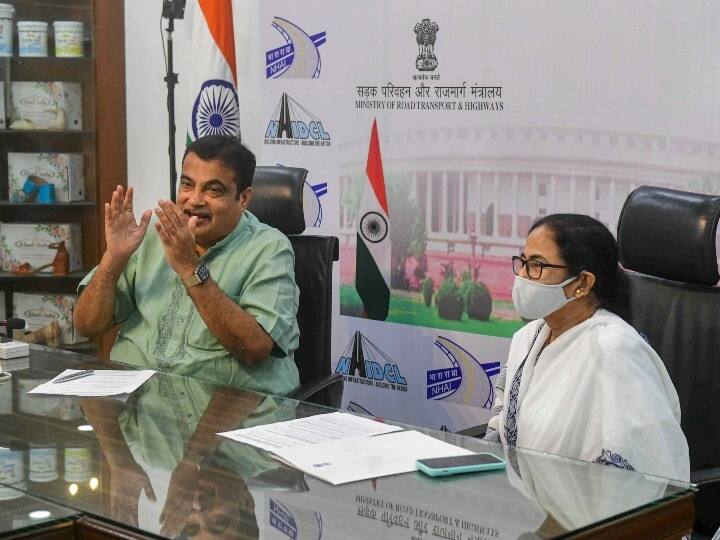 पश्चिम बंगाल की मुख्यमंत्री ममता बनर्जी ने यहां बृहस्पतिवार को केंद्रीय परिवहन मंत्री नितिन गडकरी से मुलाकात की और वैश्विक निवेशकों को आमंत्रित करने की कोशिश के तहत राज्य की अवसंरचनात्मक परियोजनाओं पर चर्चा की.