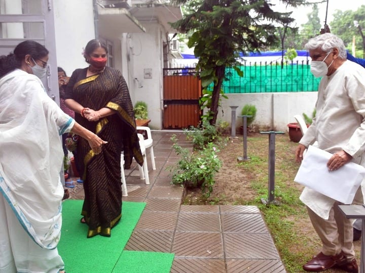 जावेद अख्तर ने कहा- आजकल हमारे देश में टेंशन कुछ ज़्यादा है. हमारी जो बात हुई उसमें उनकी(ममता बनर्जी) प्राथमिकता ये नहीं है कि मैं नेतृत्व करूं, उनका मानना है कि परिवर्तन होना चाहिए.