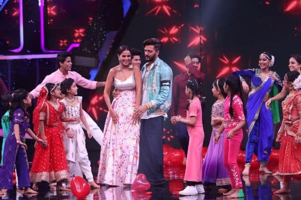 रितेश देशमुख और जेनेलिया डिसूजा दोनों ने ही सुपर डांसर के सेट पर खूब सारी मस्ती की. और कंटेस्टेंट के साथ डांस भी किया.