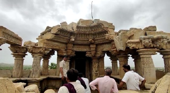 Surendranagar : ગુપ્ત ધનની લાલચમાં શિવ મંદિરમાં નંદી-શિવલિંગ દૂર કરી ખોદી નાંખ્યો 6 ફૂટ ઉંડો ખાડો